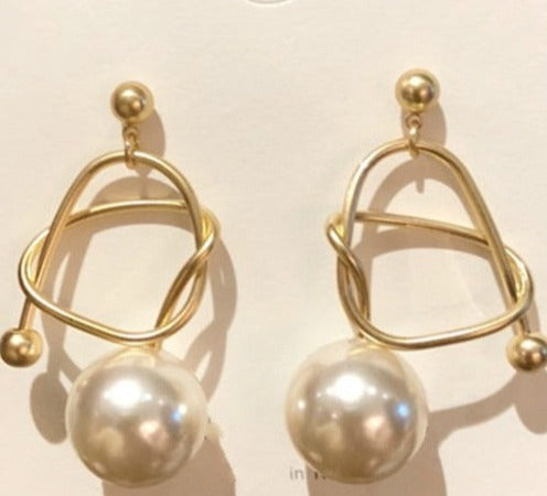 Metal winding pearl earrings - Kaldas Online Shopping