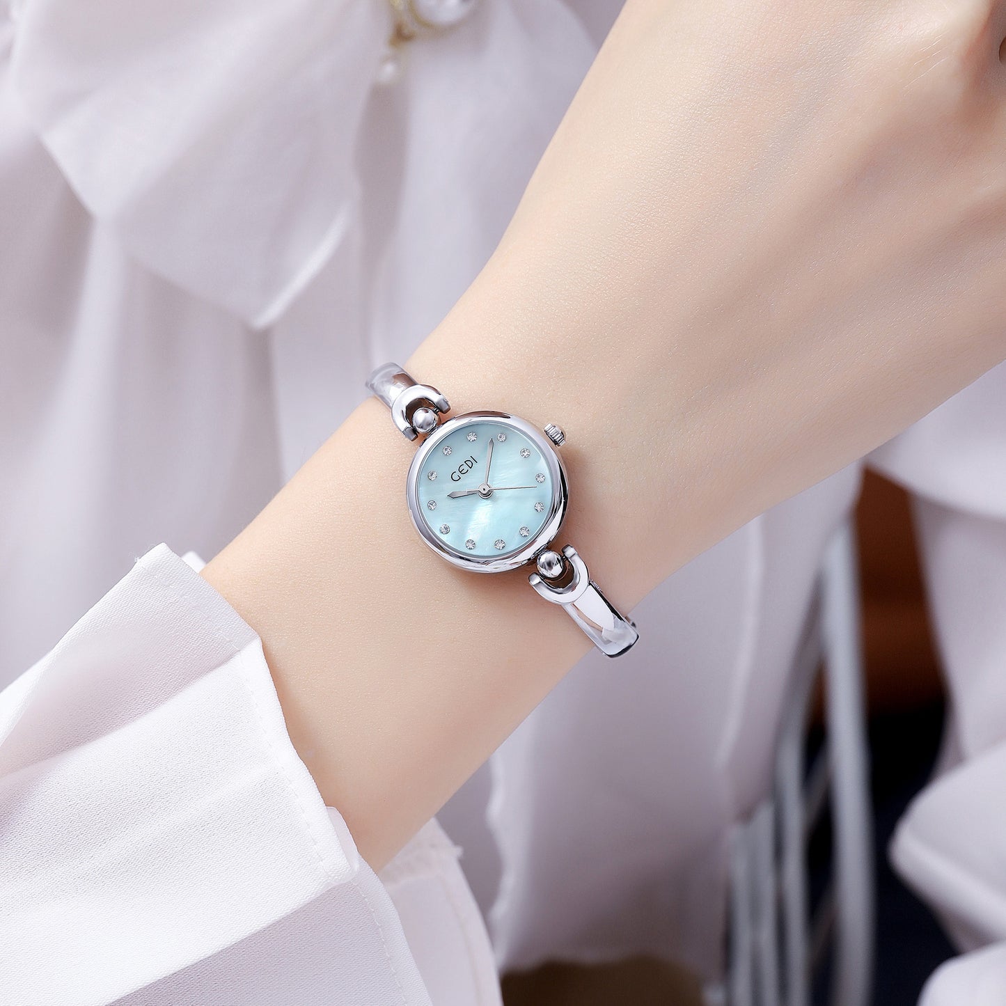Exquisite Round Dial Bangle Quartz Watch